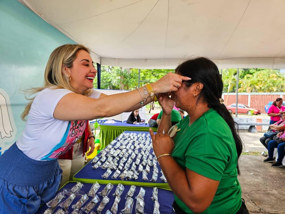 Fundación Regional El Niño Simón Monagas entregó lentes a sus docentes.
